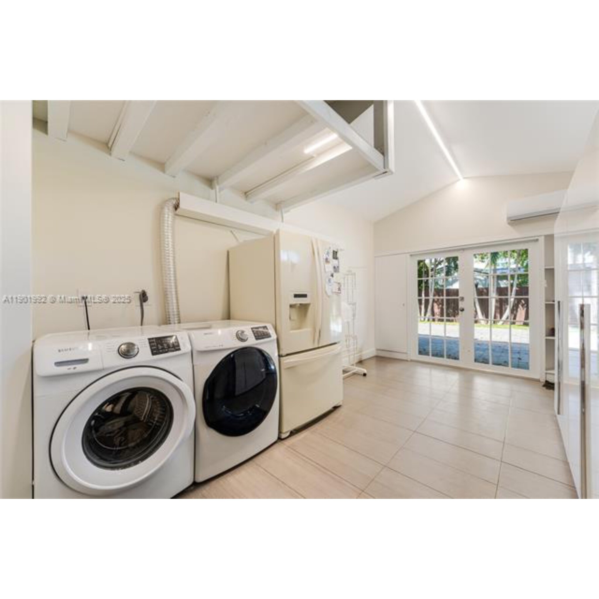 Building Photo - 140 N Hibiscus Dr