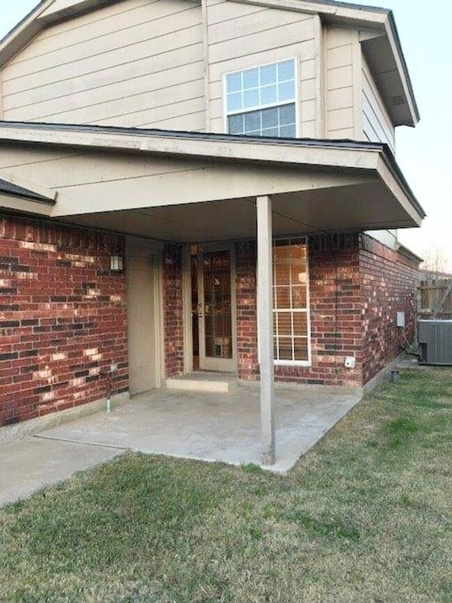 Building Photo - 4-bed 2-bath 2-car For lease SW Moore