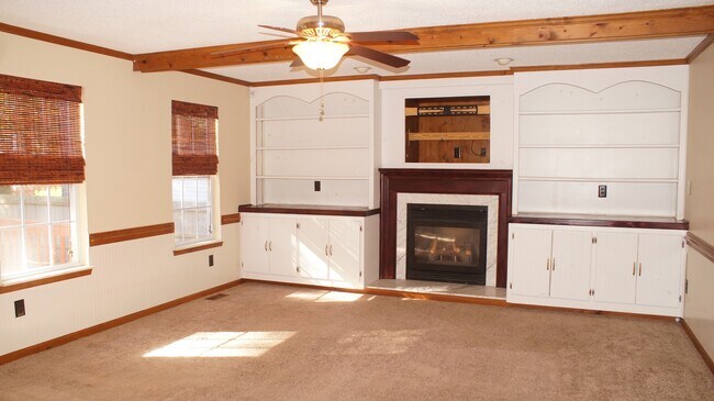 Building Photo - 1221 Clearwater Ln