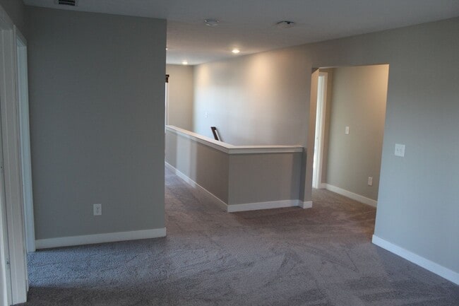 Building Photo - Spacious Move In Ready 5 BR in Avon!