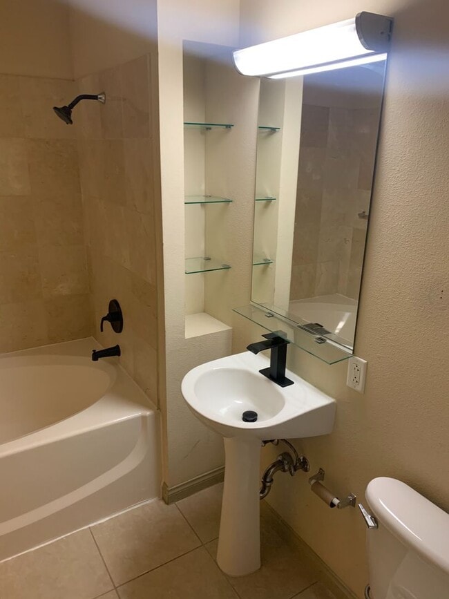 Building Photo - Beautiful 2 Bed + 2 Bath Long Beach Condo ...
