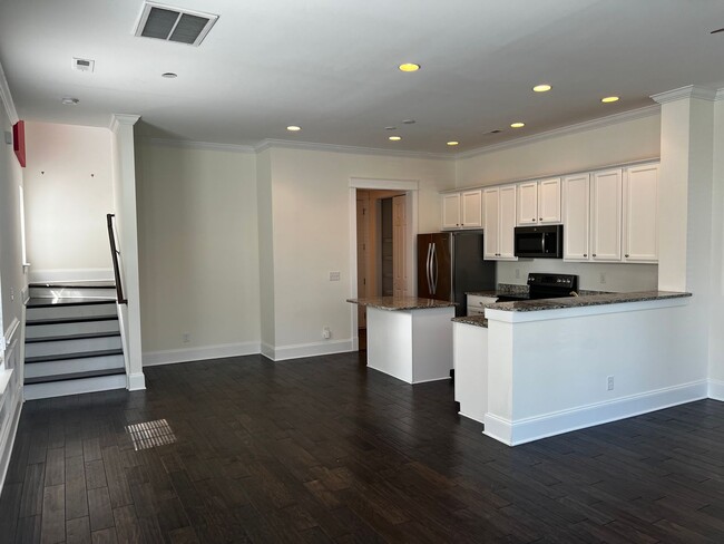 Building Photo - Beautiful Townhome in Central Myrtle Beach!