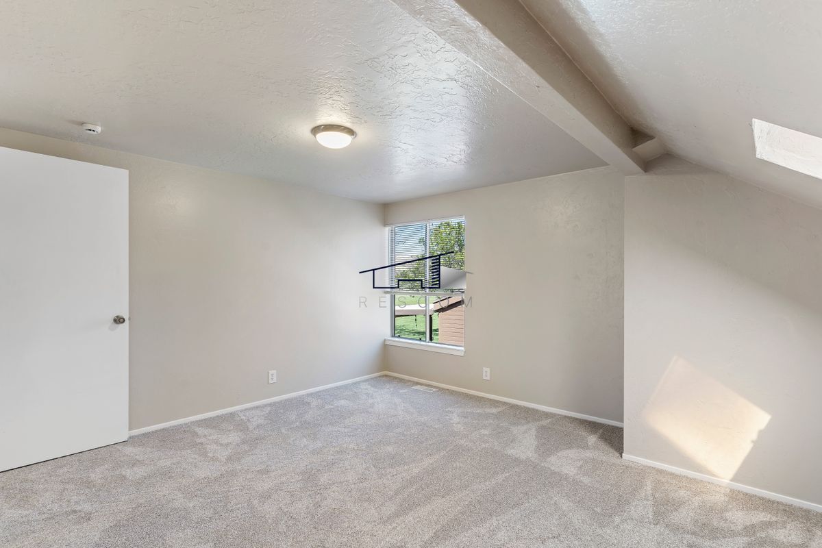 Building Photo - 26 White Barn Dr