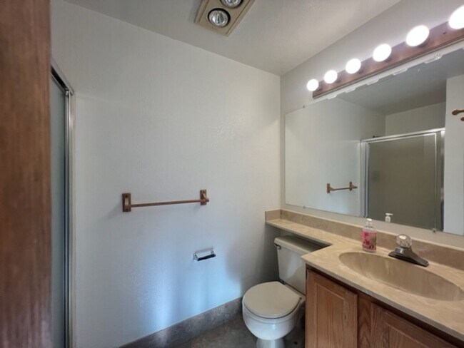 Building Photo - 600-602 Scenic Dr