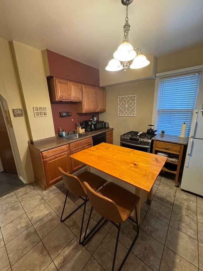 Building Photo - 2027 W Homer St