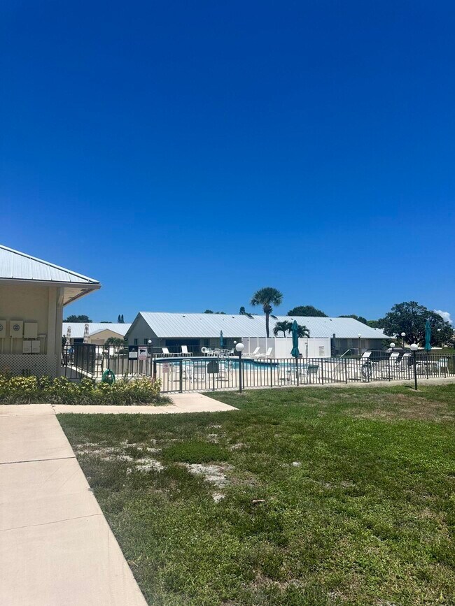 Building Photo - 7648 SE Sugar Sand Cir