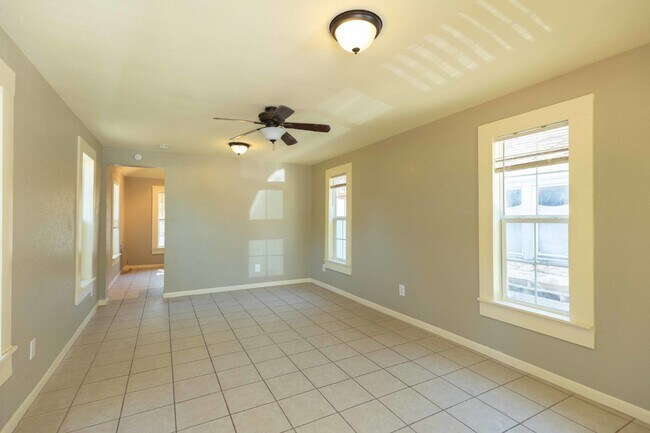 Building Photo - 330 Gem Ln