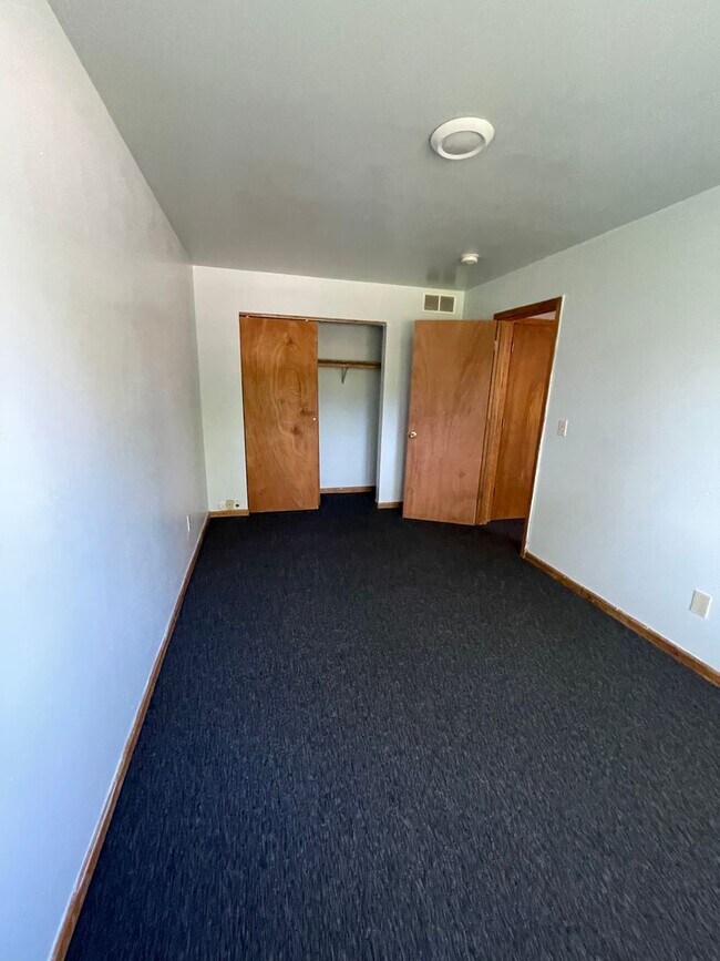 Building Photo - 8809 W Villard Ave