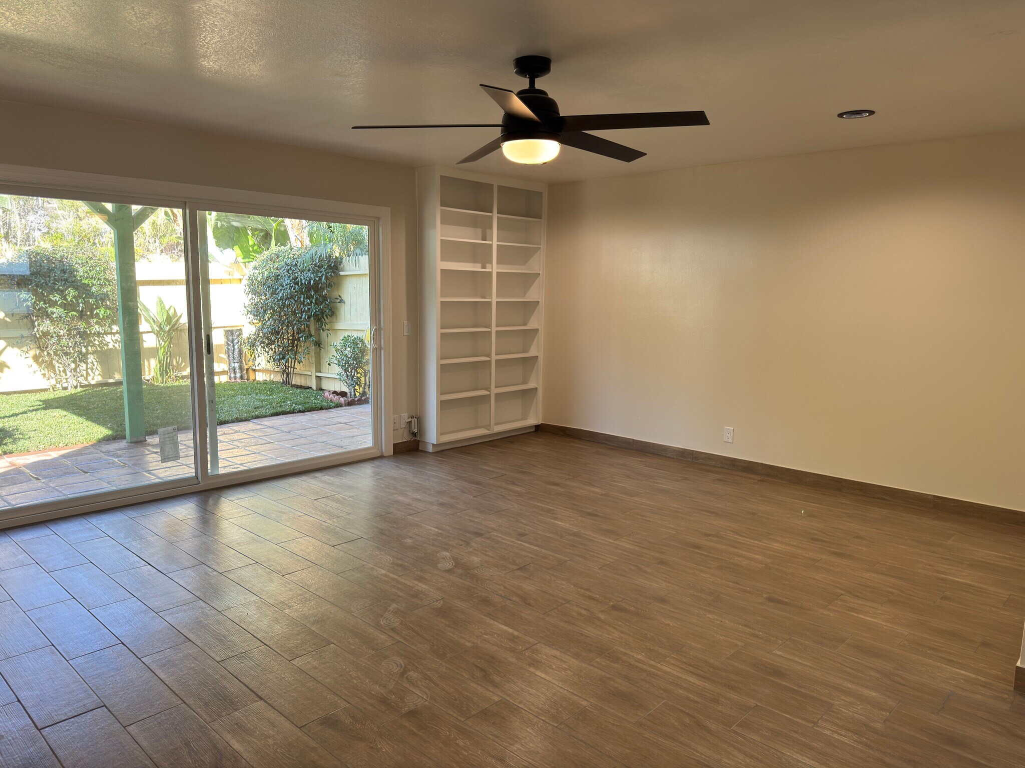 Building Photo - 568 Lomas Santa Fe Dr