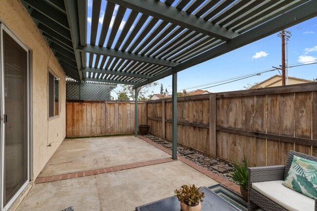 Building Photo - 2 BR Townhome in Escondido w/ 2 car garage