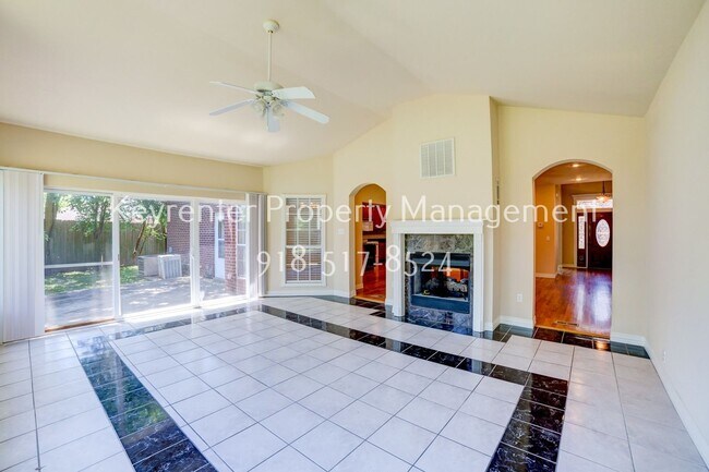 Building Photo - Beautiful home across from Jenks Middle School