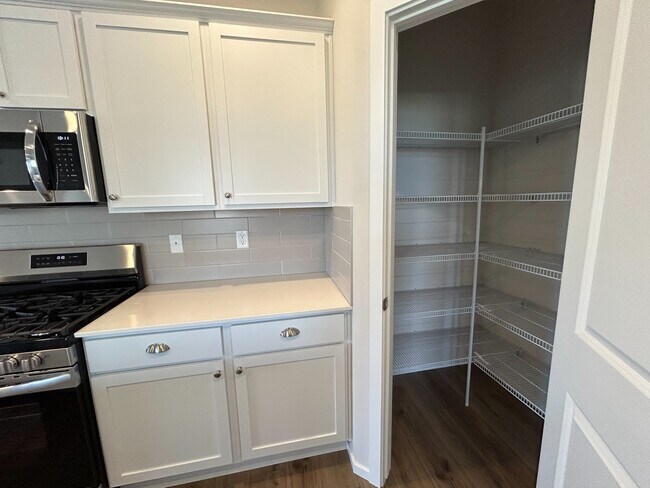 Building Photo - 294 E Viceroy Ave