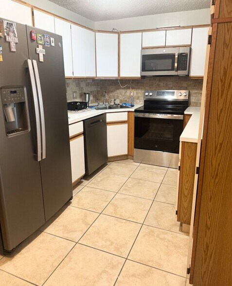 Building Photo - 2114 SW Silver Pine Way