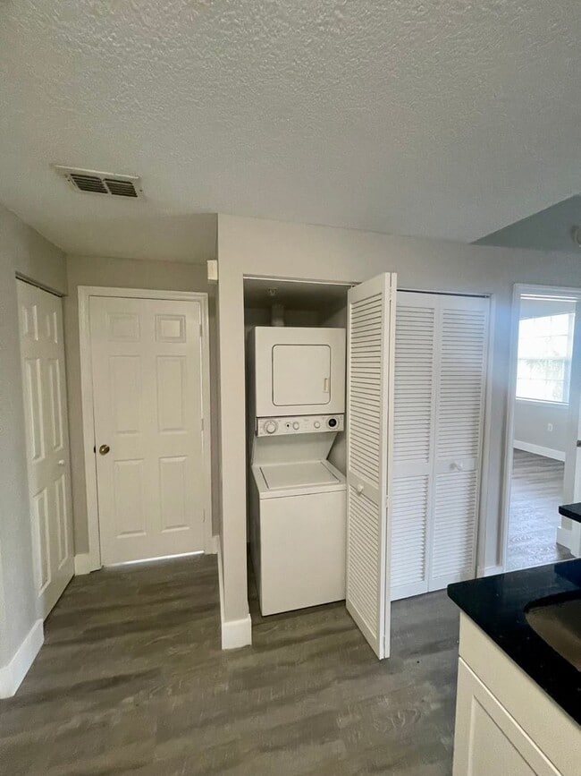 Building Photo - 1 Bedroom / 1 Bath Condo in Gated Communit...