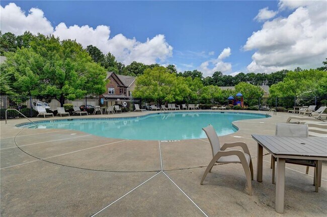 Building Photo - 2152 Greencrest Cir