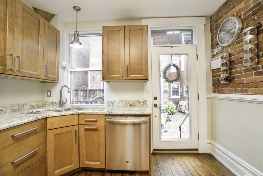 Kitchen leads to a cozy courtyard - 174 Cotton Way