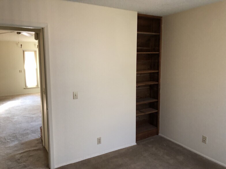 Building Photo - 914 W Meadowmere Ln
