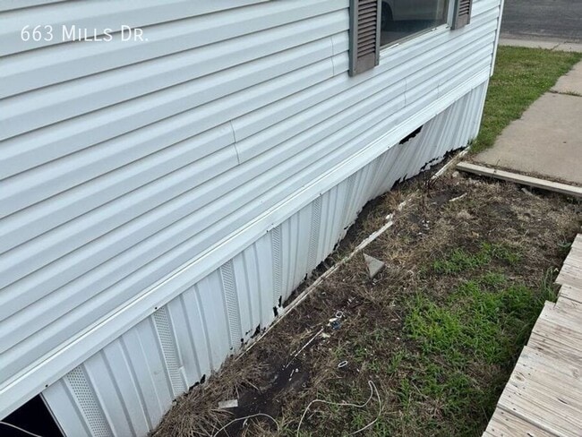 Building Photo - 663 W Mills Dr