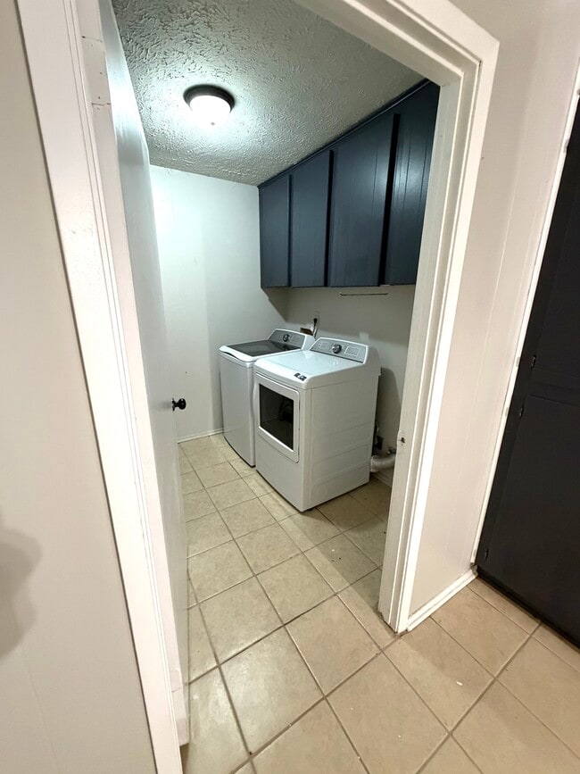 Building Photo - 5919 40th Ct