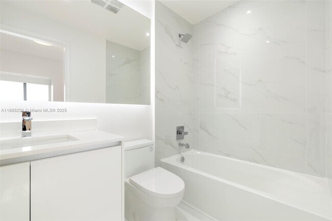 Building Photo - 700 NE 24th St