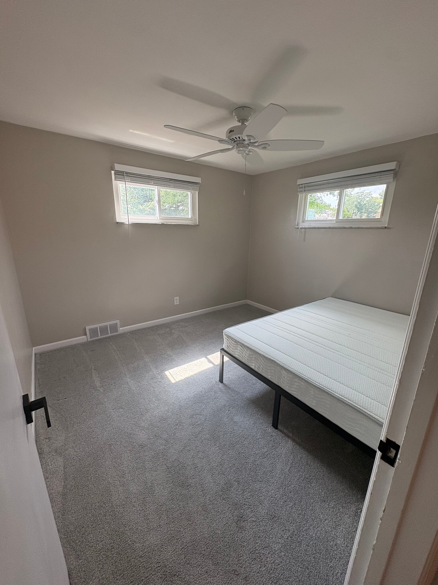 Building Photo - 1624 Sillview Dr