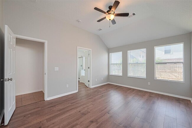 Building Photo - 12230 Hawthorne Hill Cir