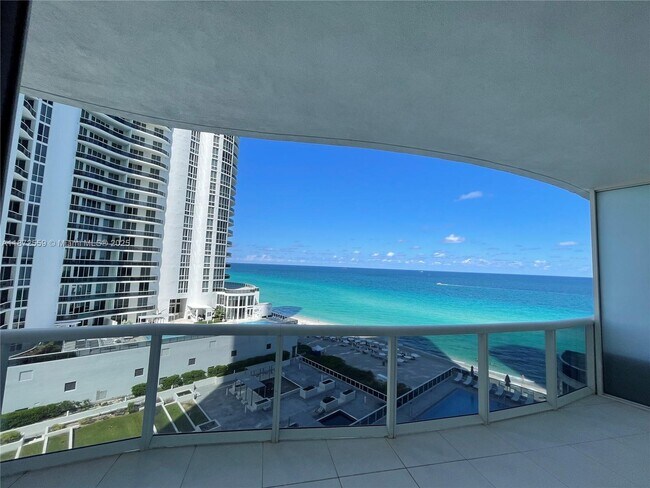 Building Photo - 15811 Collins Ave