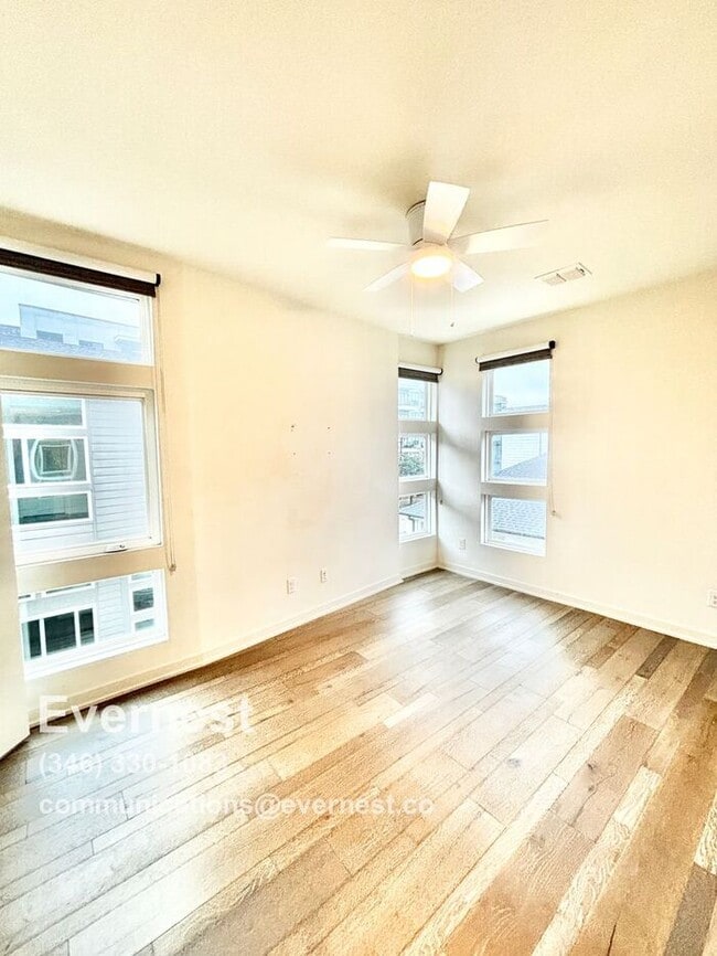 Building Photo - Gorgeous 2-Bedroom Townhome in Prime Locat...