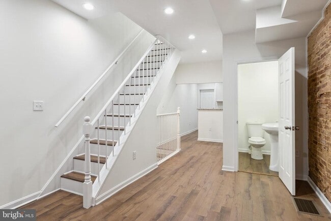 Building Photo - 912 N Milton Ave