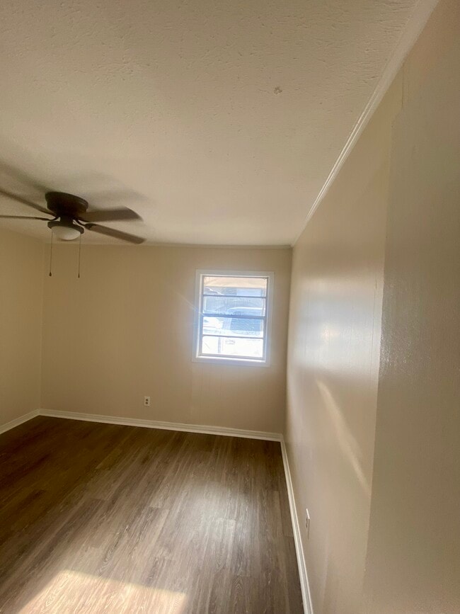 Building Photo - Peach St- 8 Plex