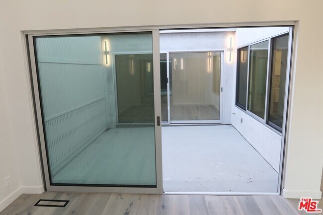 Building Photo - 21 1/2 Wavecrest Ave