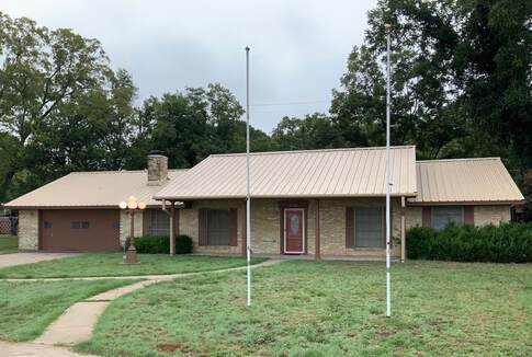 Primary Photo - Spacious 4 bedroom 2 bath with lots of par...