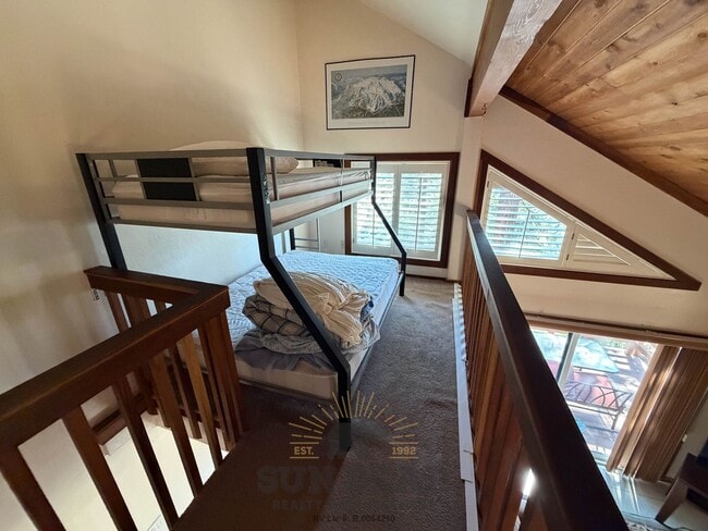 Building Photo - 2 Bedroom Duplex in Tyrolia! Summer pool!