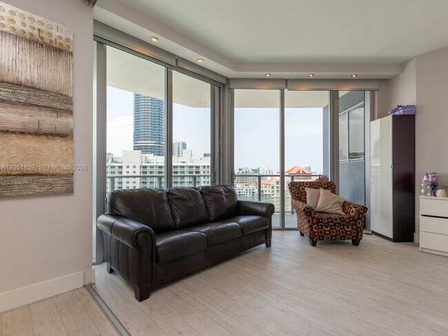 Building Photo - 1300 Brickell Bay Dr