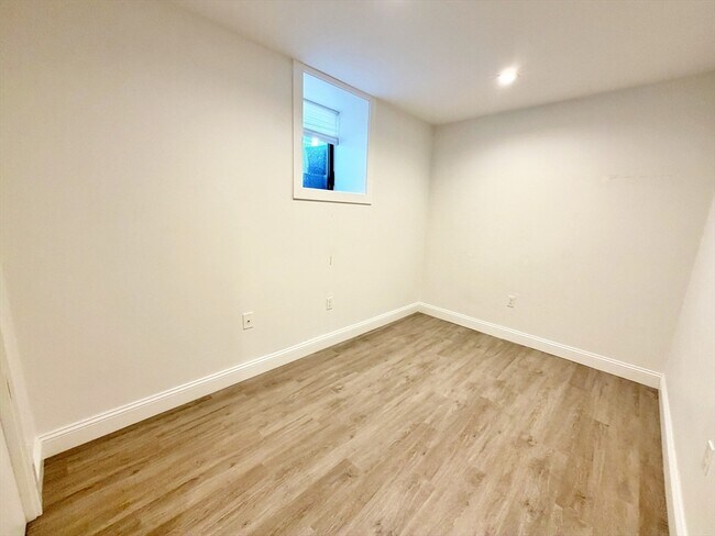 Building Photo - 182 Webster St