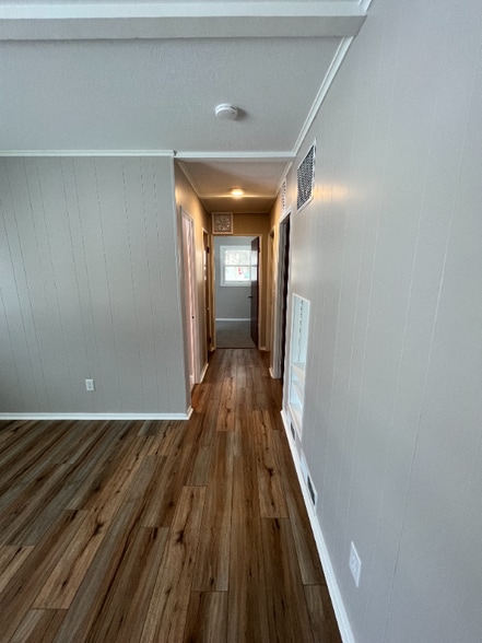 Building Photo - 209 Iroquois St