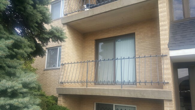 lower level (no balcony) - 4745 Magoun Ave