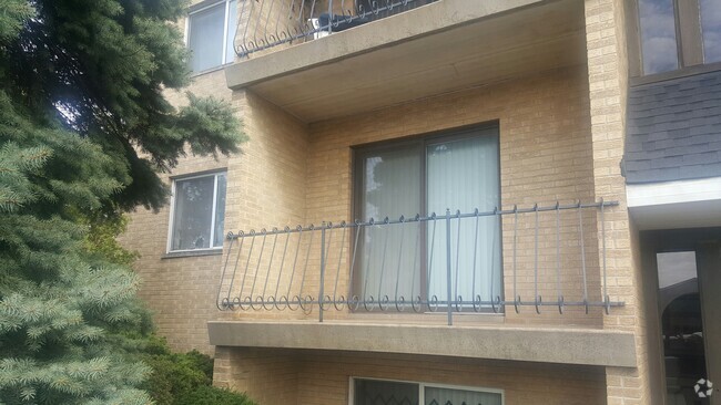 lower level (no balcony) - 4745 Magoun Ave