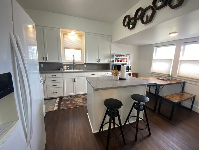 Building Photo - Pet Friendly |Stylish 3 Bedroom | 2 Bath Duplex in The Dalles – Great Location & Modern Comforts