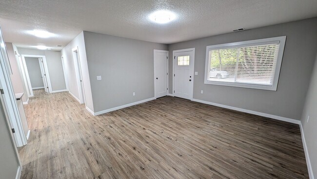 Building Photo - 3 bedroom 1 bath single level home