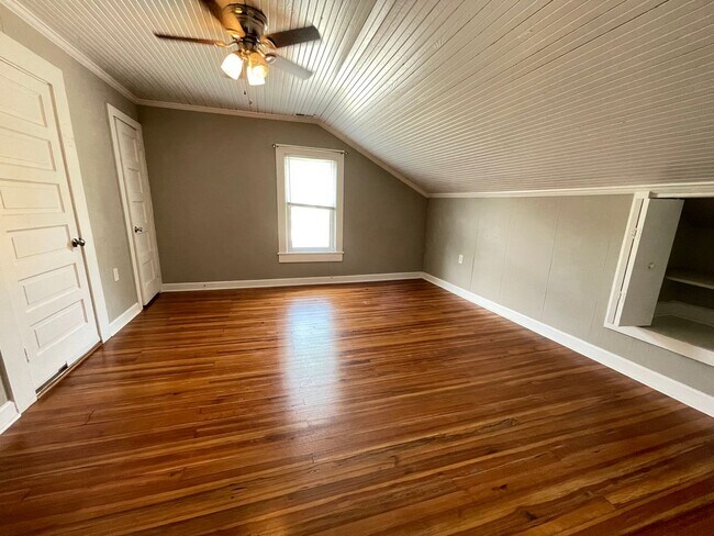 Building Photo - Stunning, renovated 7br home in the heart of Carrboro! Walk to downtown w/ ease, walk or bike to ...