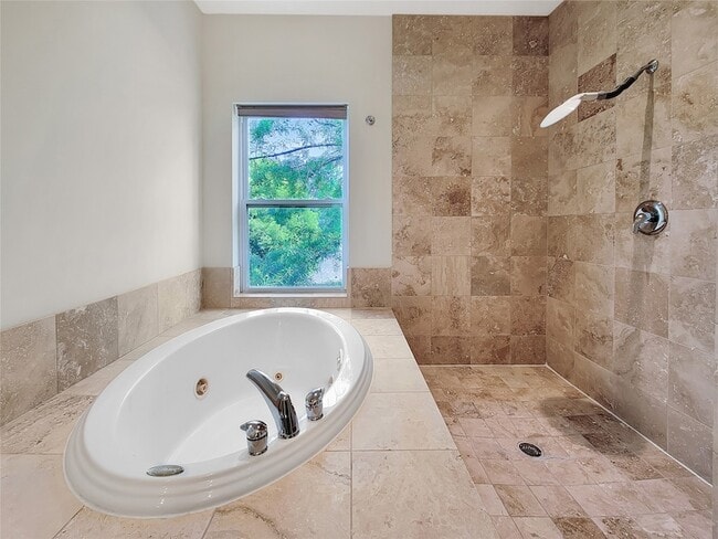 Building Photo - 321 E 20th St