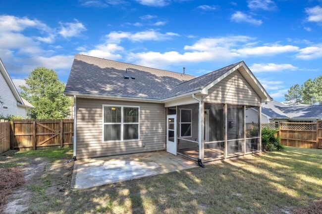 Building Photo - 4 Bedroom Home with 2 Car Garage & Fenced Yard!