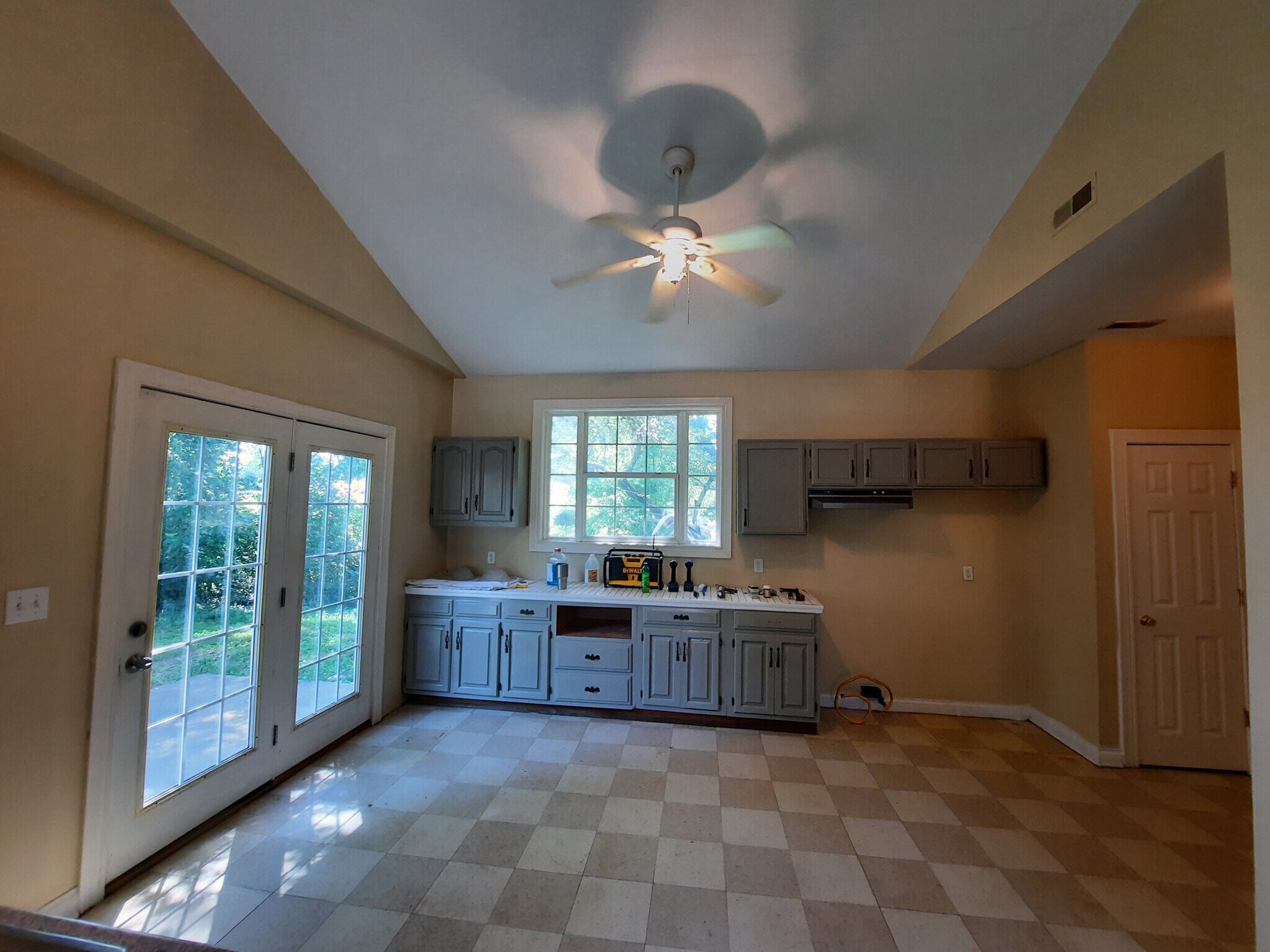 Kitchen cabinets and gas stove hookup - 5301 Mansfield Ct