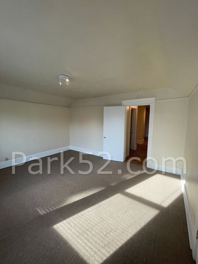 Building Photo - 2 Bedroom Tacoma Duplex