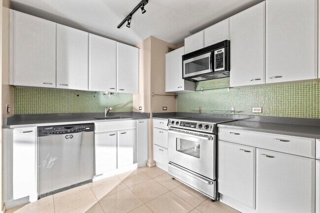 Building Photo - 4343 N Clarendon Ave