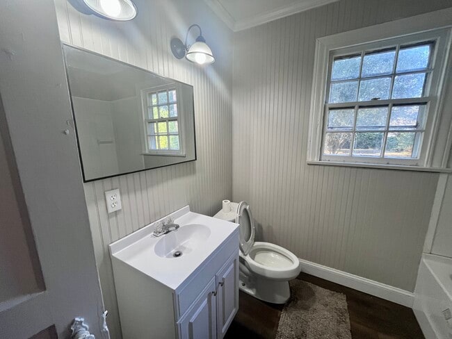 Building Photo - 133 King St