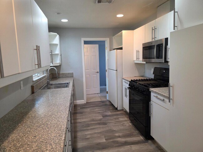 Building Photo - 1225 W Beverly Pl