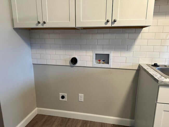 Building Photo - 401 Orangewood Dr