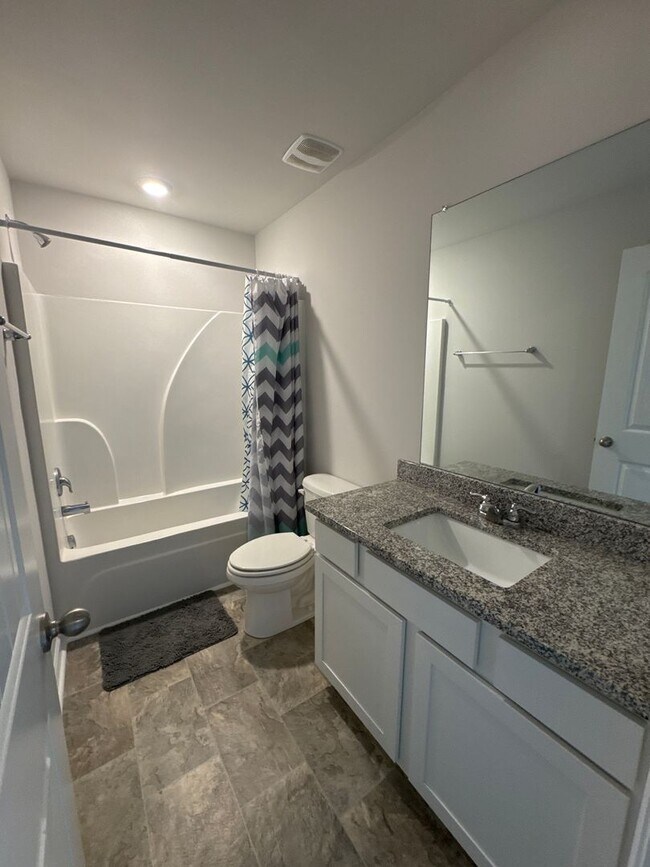 Building Photo - Beautiful 3BR/2.5BA Townhome in a Prime Lo...